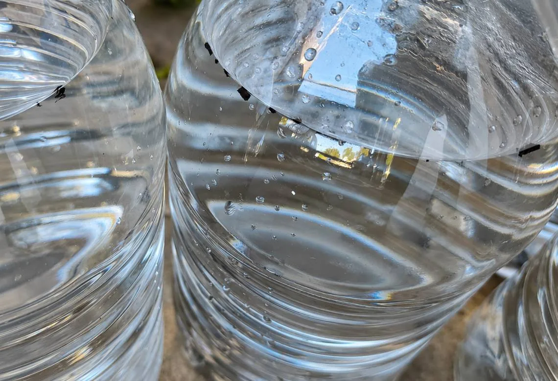 Piden investigar la distribución de bidones de agua con presunta contaminación en la ciudad
