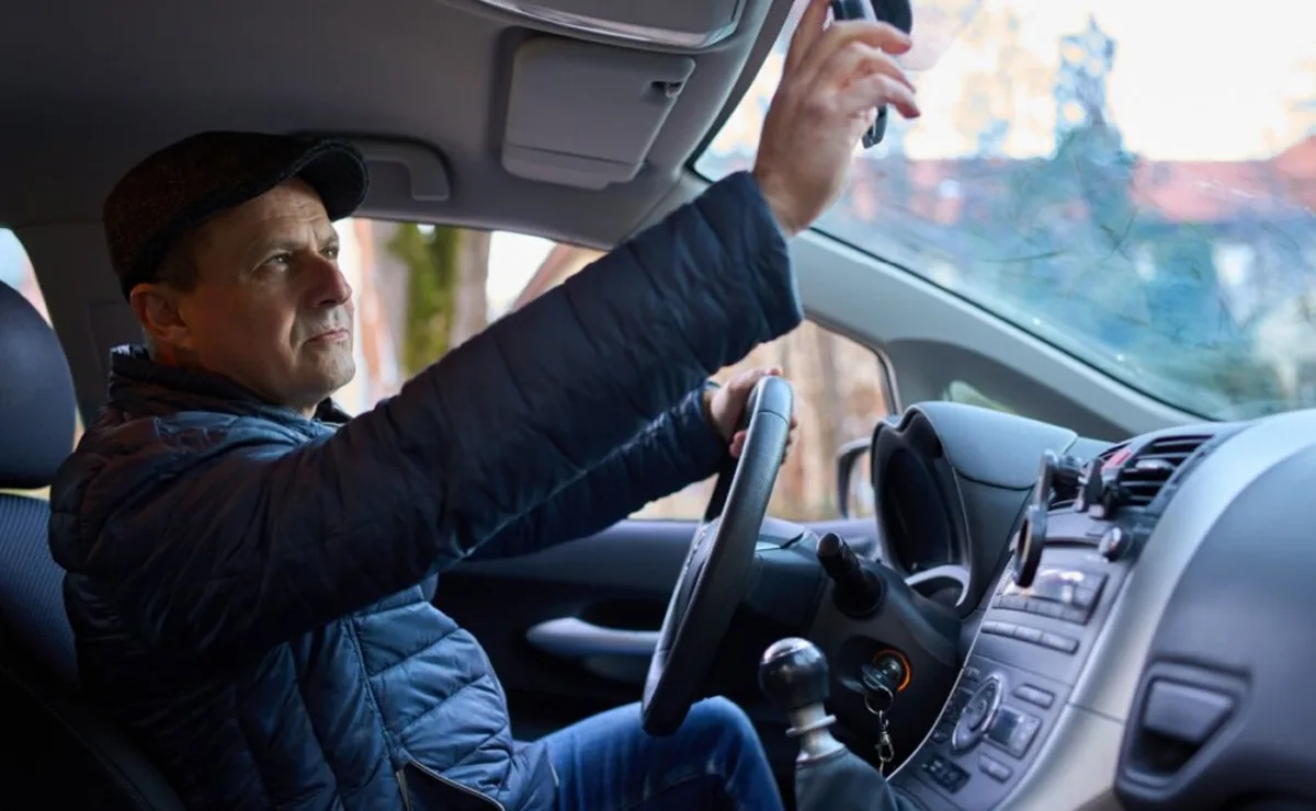 Por qué bajamos la música al estacionar el auto según la neurociencia
