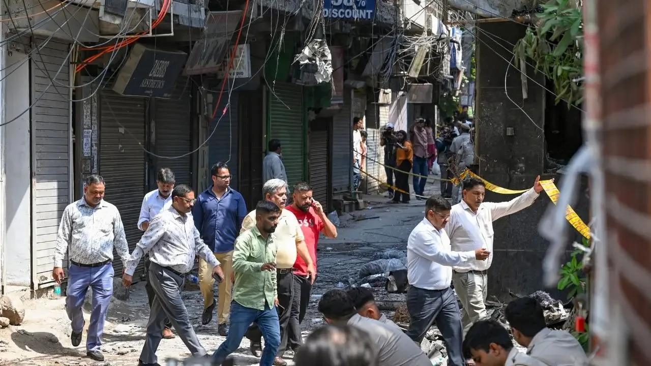 Primeras investigaciones atribuyen a un cortocircuito el incendio fatal en hotel de Delhi