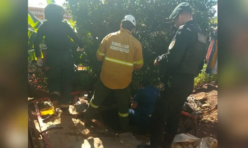 Rescatan a un hombre atrapado en un pozo de agua en el Barrio Evita de Alem