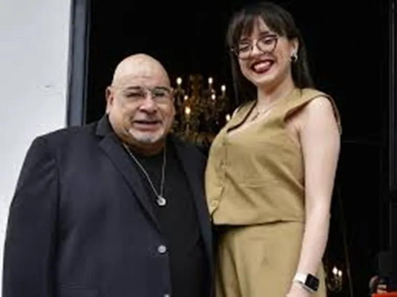 Roly Serrano responde a las críticas por su relación con pareja 44 años menor