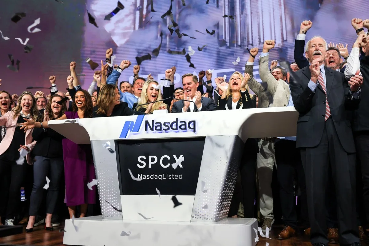 SpaceX debuta en bolsa con un alza del 19% y convierte a Elon Musk en el primer billonario