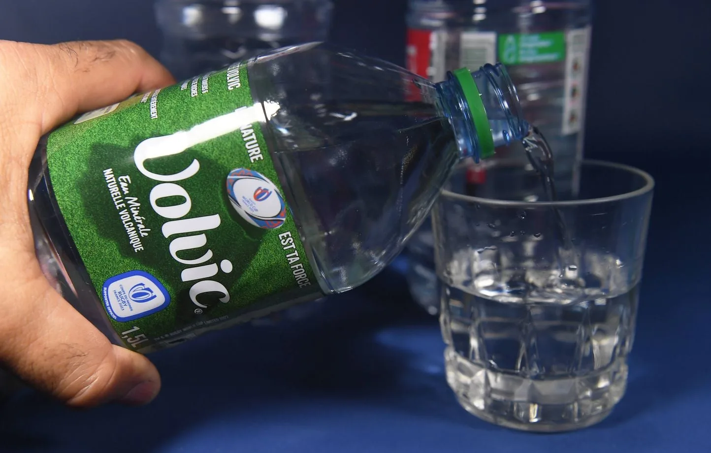 Tribunal francés declara engañosas las prácticas de Volvic sobre neutralidad de carbono y reciclaje