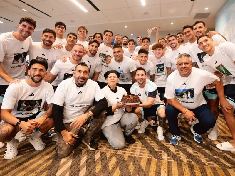 Un exdocente de Chubut viajó miles de kilómetros para acompañar a Argentina en el Mundial y enfrenta problemas migratorios