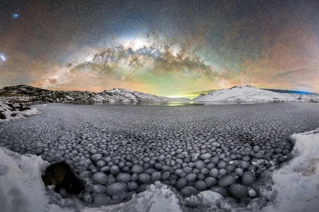 Un fenómeno astronómico poco común ilumina el cielo y la laguna en Copahue
