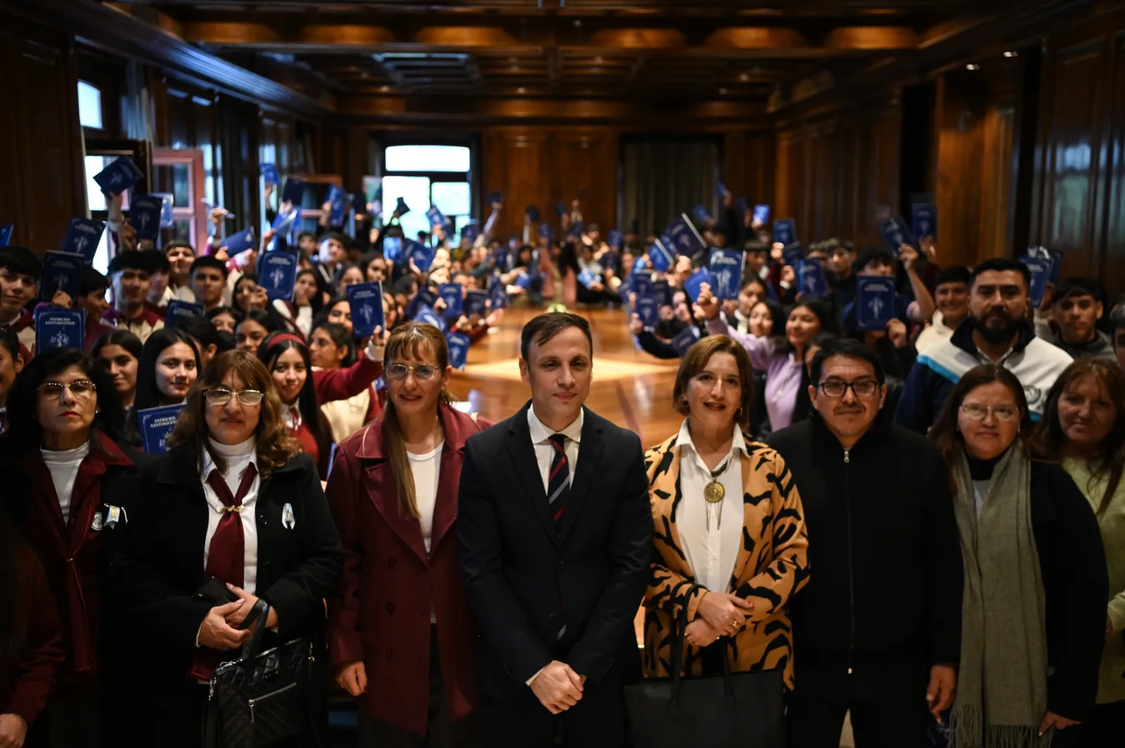 Víctor Araujo recibió a estudiantes de tres departamentos en el marco de un programa educativo provincial