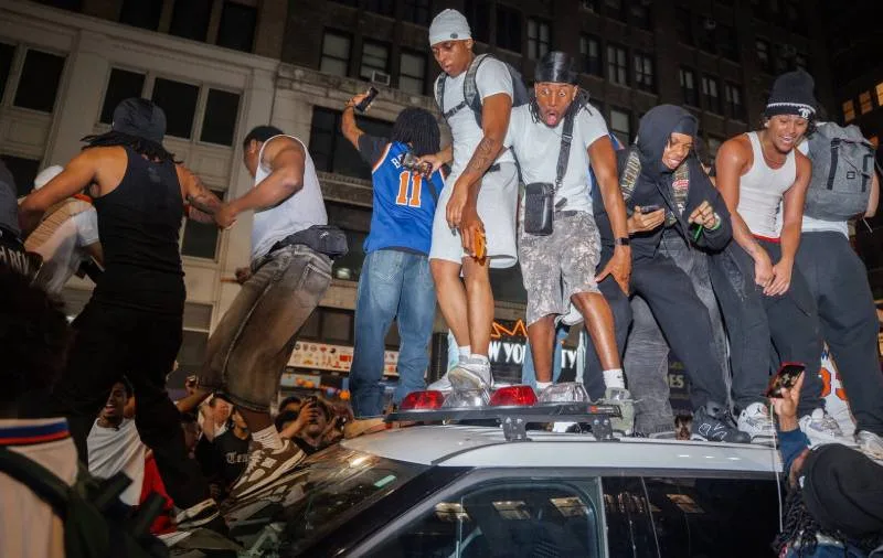 Victoria histórica de los Knicks desata caos y enfrentamientos en Manhattan