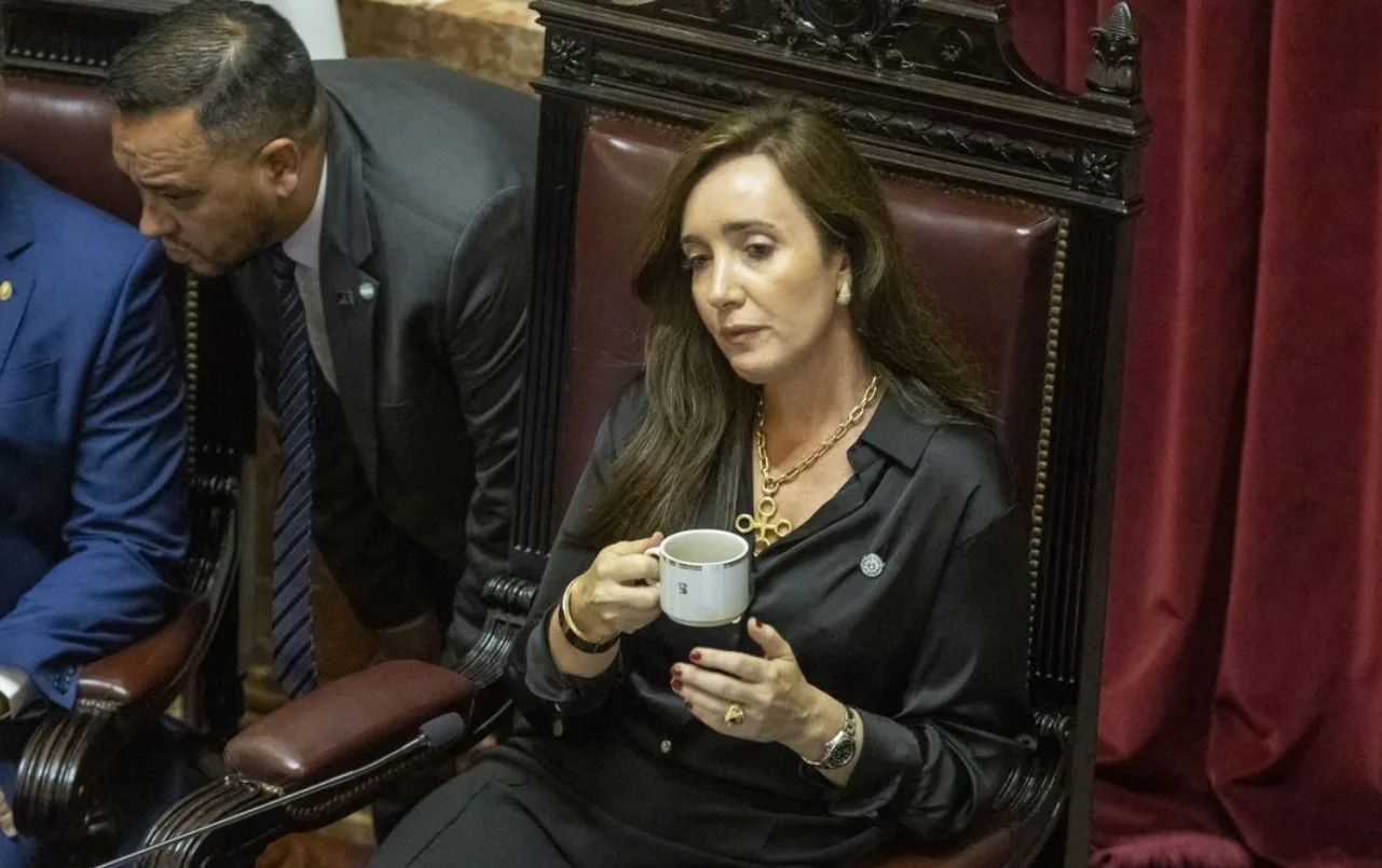 Victoria Villarruel critica al Gobierno y cuestiona la presencia de Manuel Adorni en acto por el Día de la Bandera