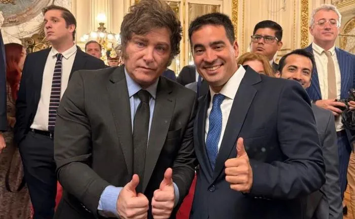 Viejos tuits de Javier Milei cuestionan al nuevo vocero presidencial Adrián Ravier