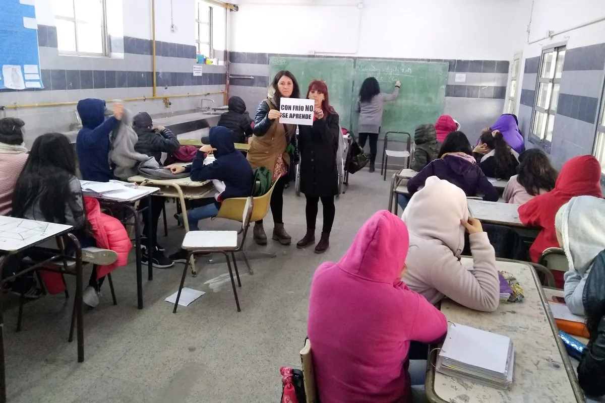 Ajustes económicos impactan en jubilados y estudiantes con tarifas altas y falta de calefacción
