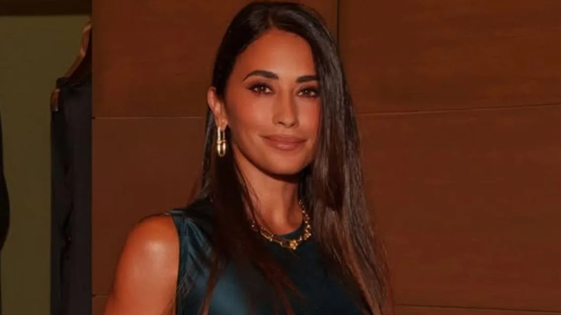 Antonela Roccuzzo combina elegancia y pasión en las tribunas durante Argentina vs Suiza