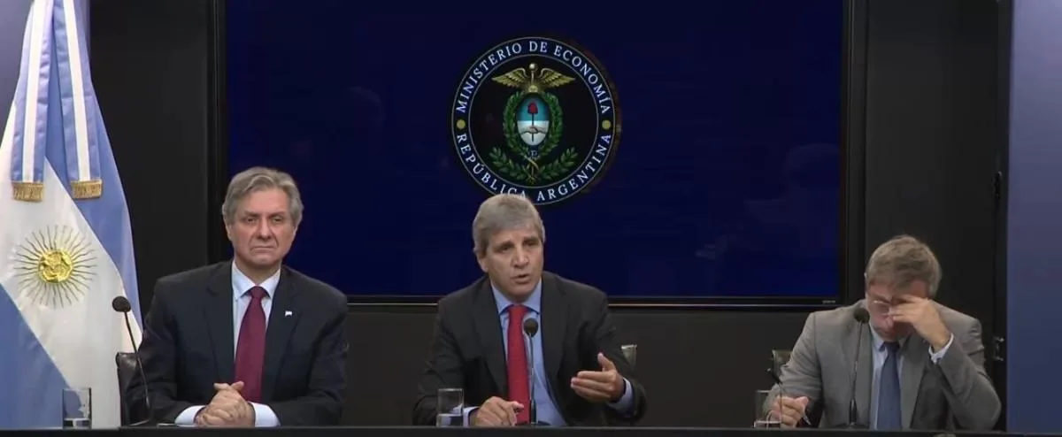 Caputo define un plan financiero conservador con opción a salir a mercados hasta 2027