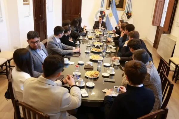 Carlos Sadir dialogó con becarios de la FURP sobre el desarrollo productivo de Jujuy
