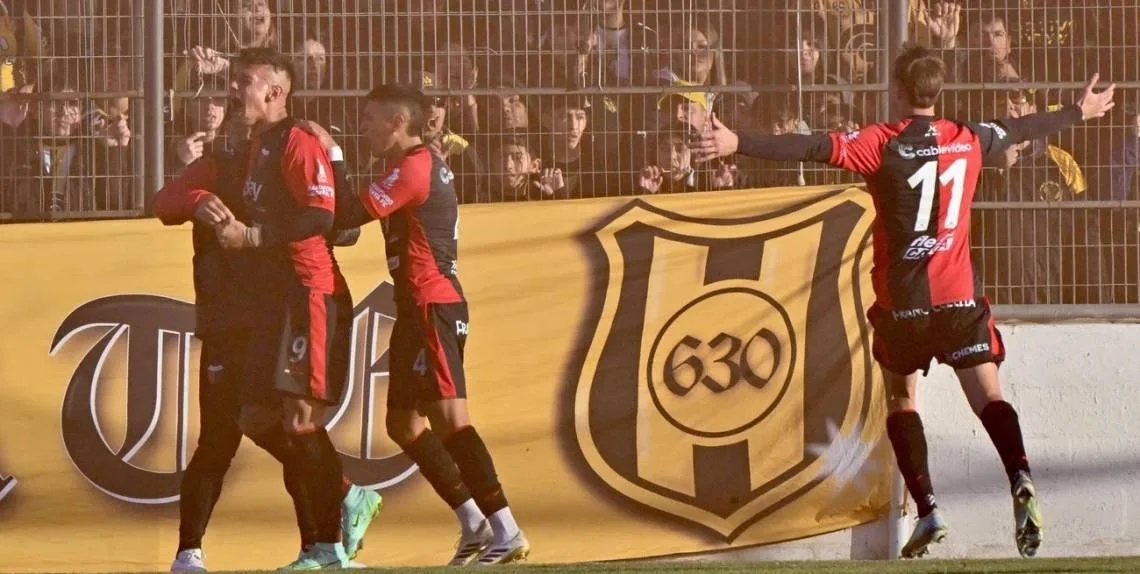 Colón remontó y venció a Deportivo Madryn para mantenerse en la lucha por el ascenso