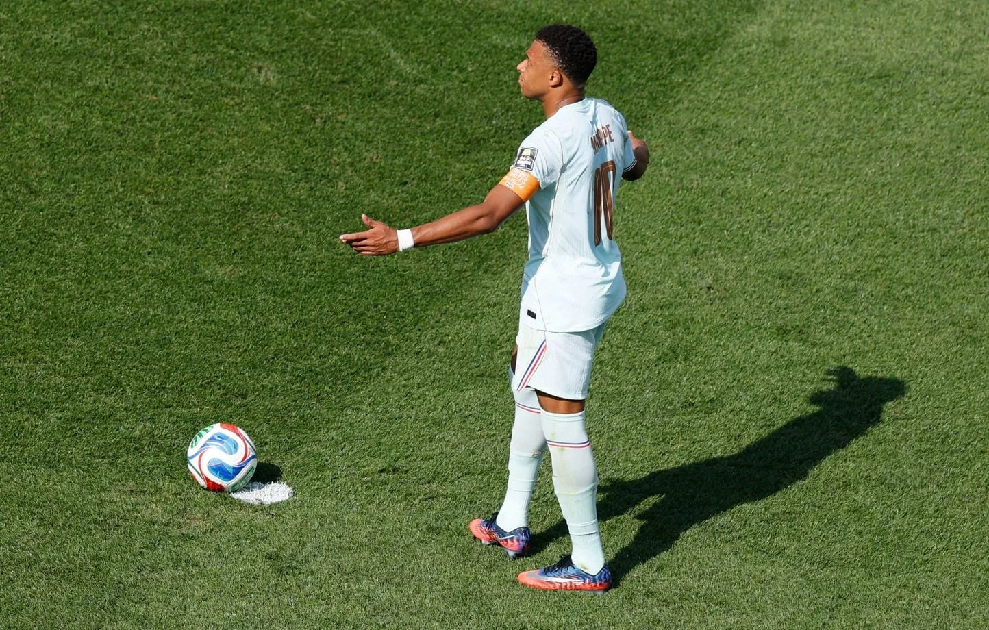 Confusión con el VAR provoca demora en el penal fallado por Mbappé contra Marruecos