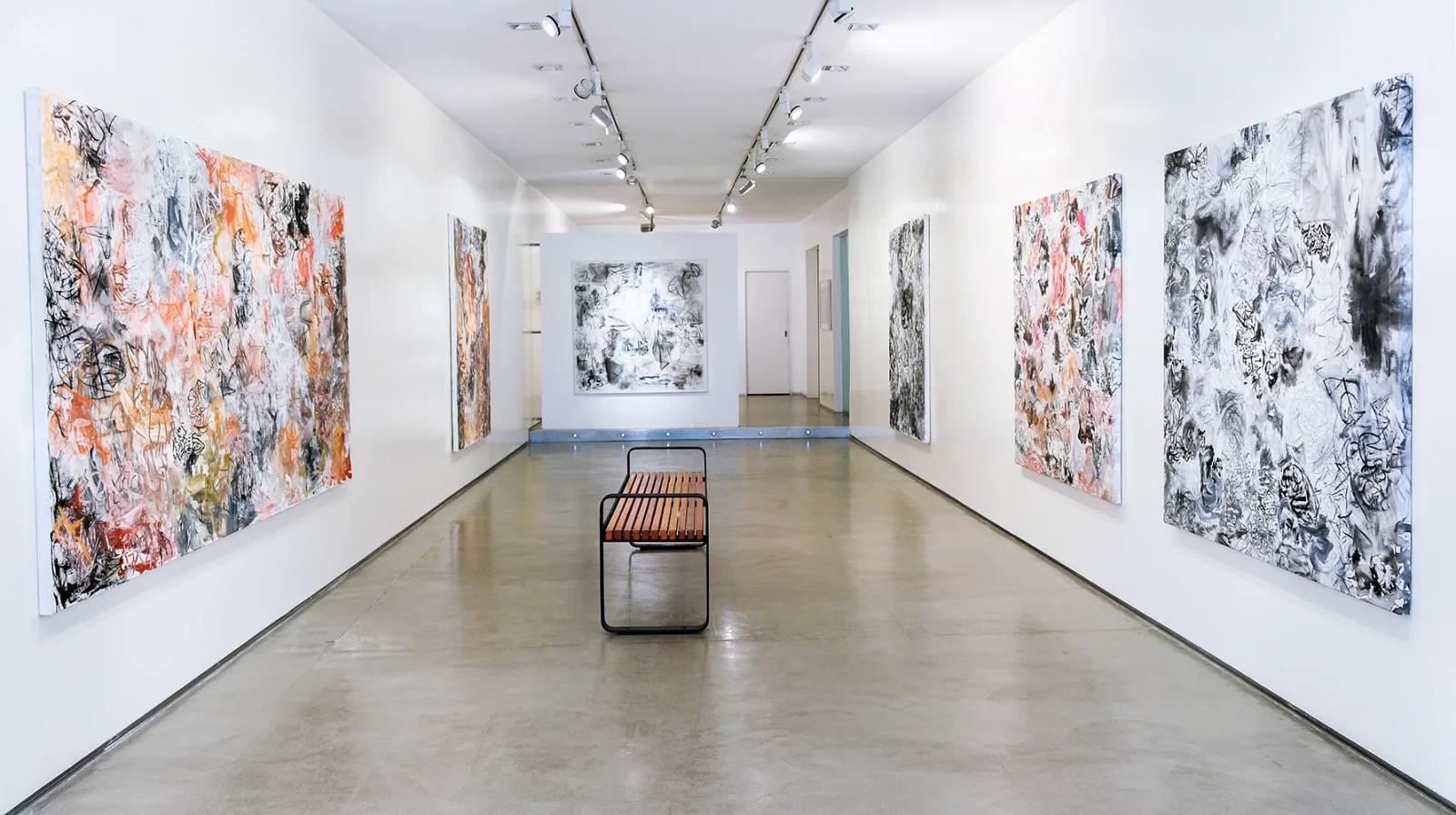 Eduardo Stupía celebra cinco décadas de exploración artística entre dibujo y experimentación