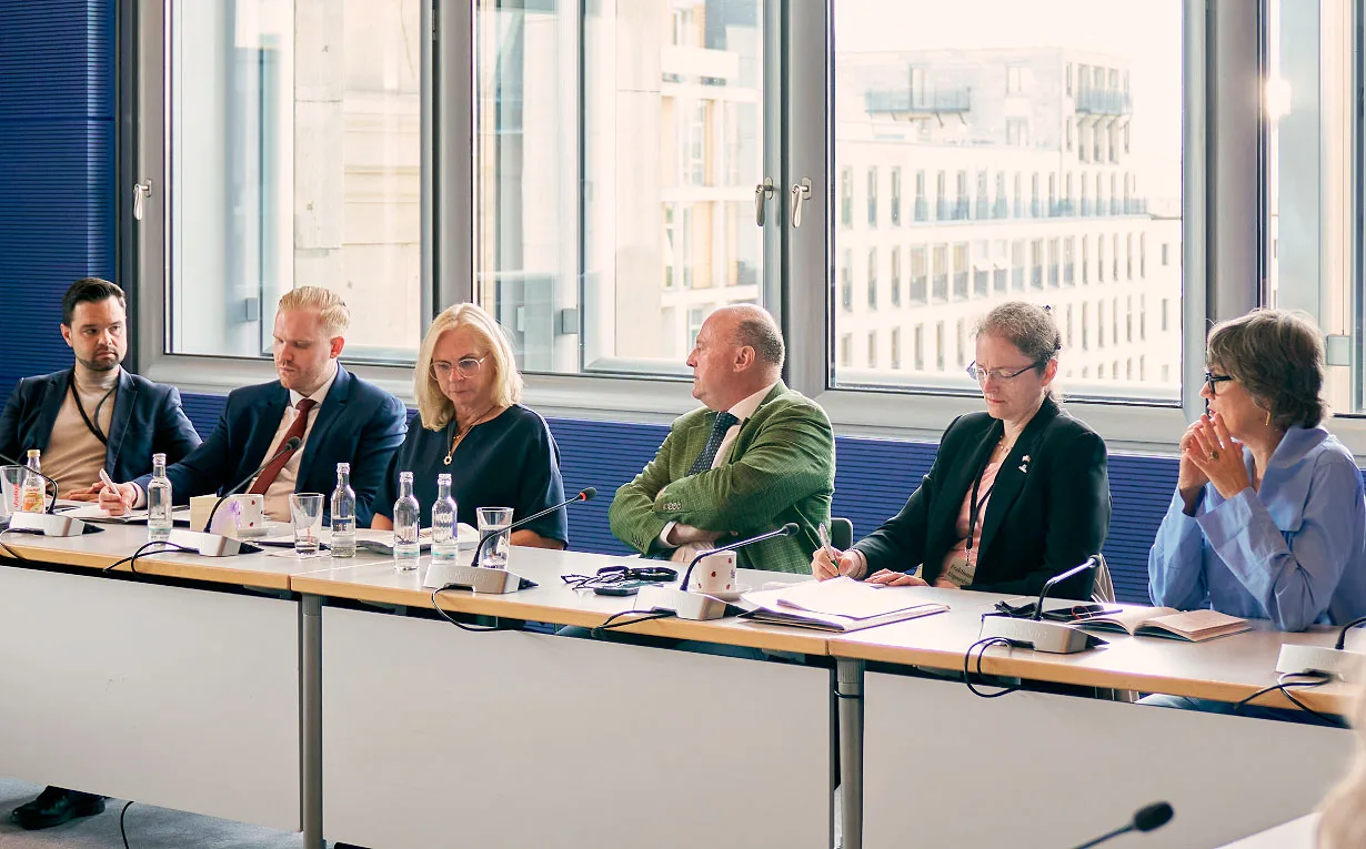 Fundación alemana estrecha lazos con comunidades de habla alemana en el Bundestag