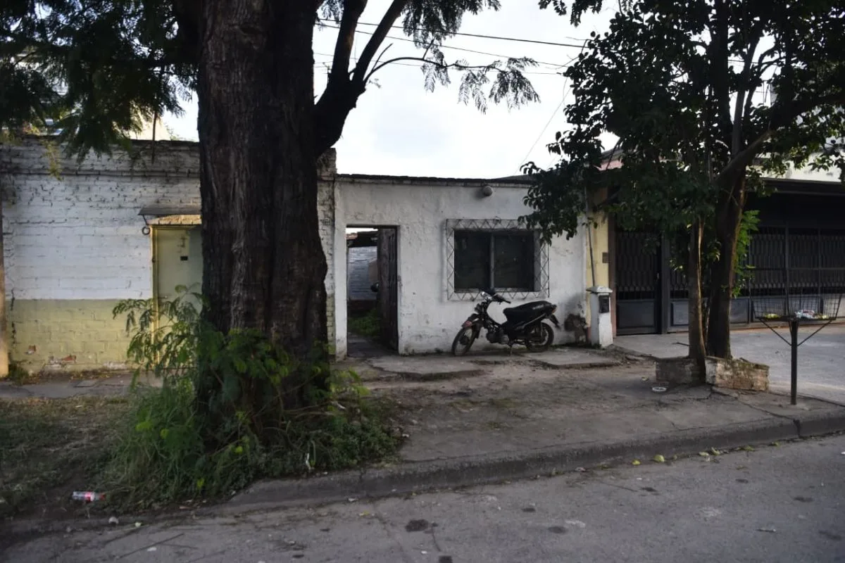 Investigan la muerte de una mujer y la internación de su hermano en barrio El Bosque