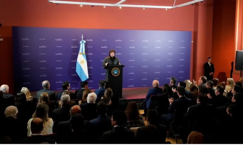 Javier Milei presenta a legisladores su reforma integral para el Banco Central
