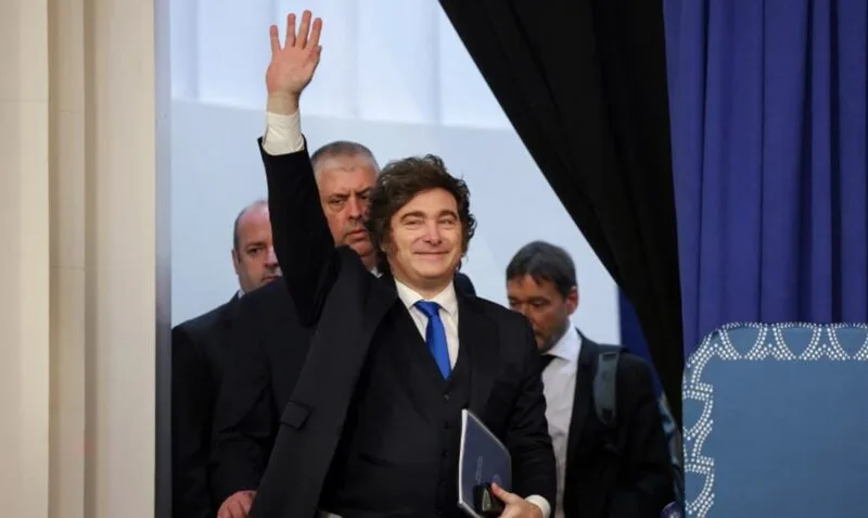 La aprobación de Milei crece mientras Kicillof pierde respaldo según informes privados