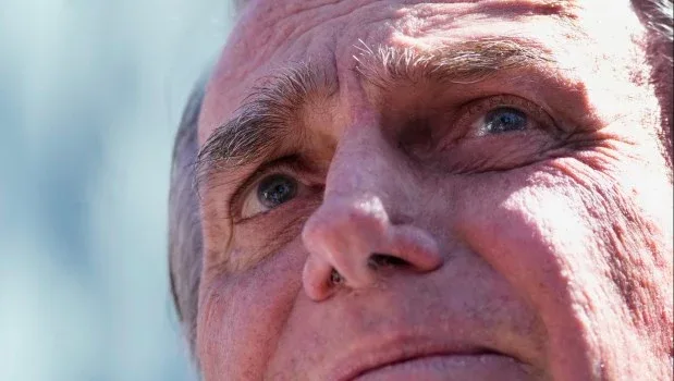 La prisión domiciliaria de Bolsonaro se extiende por tiempo indefinido tras revisión judicial