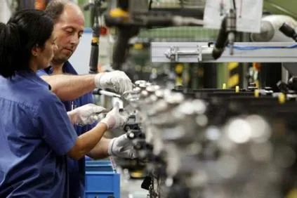 La producción industrial cayó casi un 6% interanual impulsada por fuertes retrocesos en varios sectores