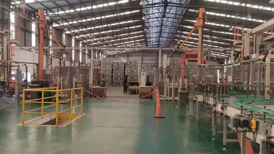 La producción industrial manufacturera registró una caída significativa según el Indec