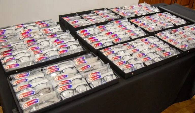Lentes incautados en causas judiciales se entregaron a adultos mayores de Rosario