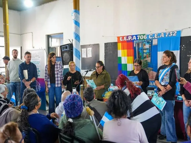 Más de 350 estudiantes adultos recibieron lentes gratuitos en Lomas de Zamora
