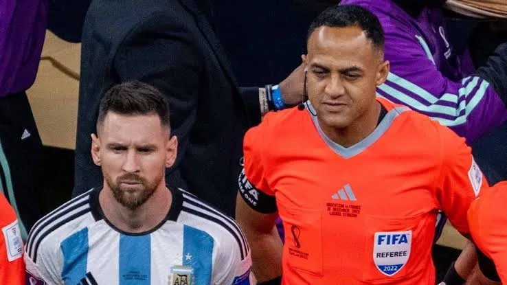 Medios ingleses cuestionan al árbitro y al rendimiento argentino antes de semifinales
