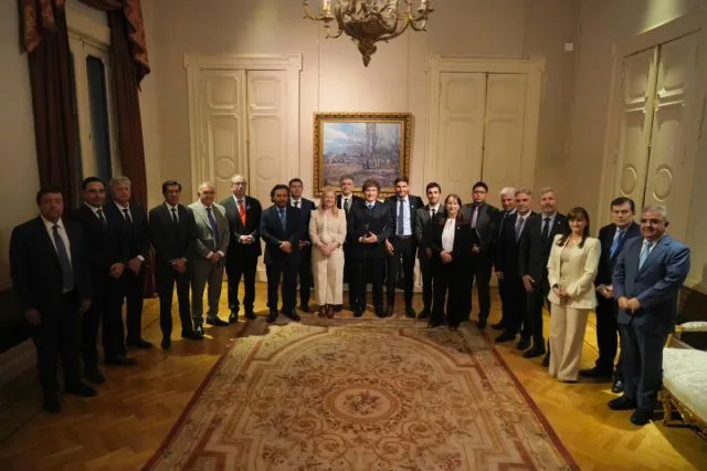 Milei busca apoyo de gobernadores en cumbre en Tucumán para avanzar con reformas clave