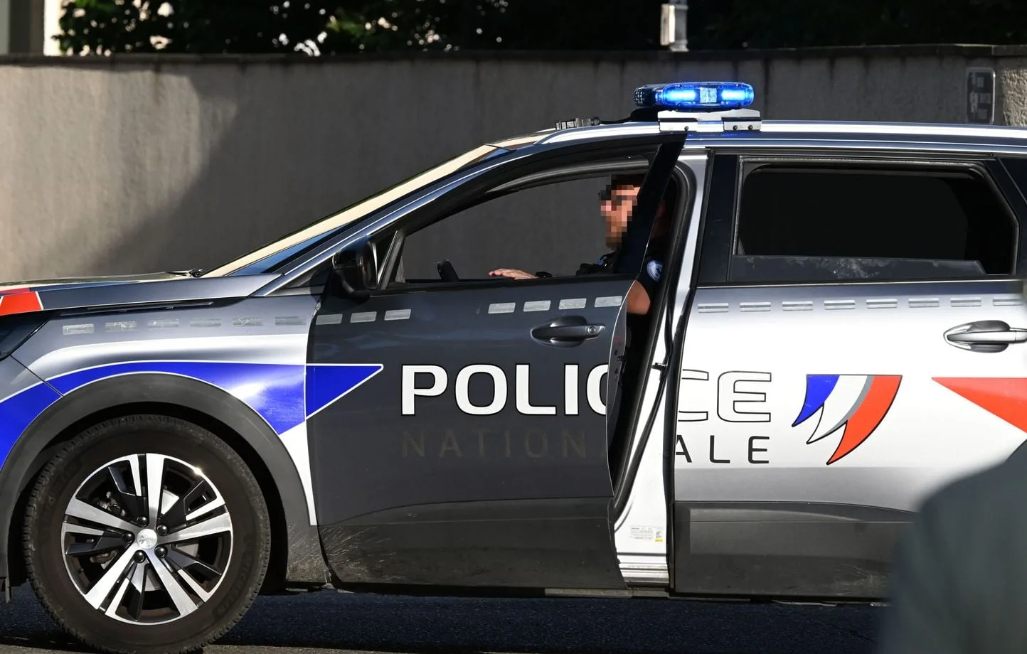 Mujer muere tras ser abatida por la policía tras atacar con un cuchillo en París