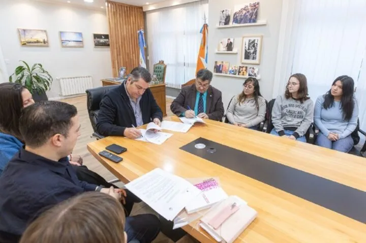 Municipio de Río Grande y UTN firman convenio para prácticas de estudiantes de ingeniería
