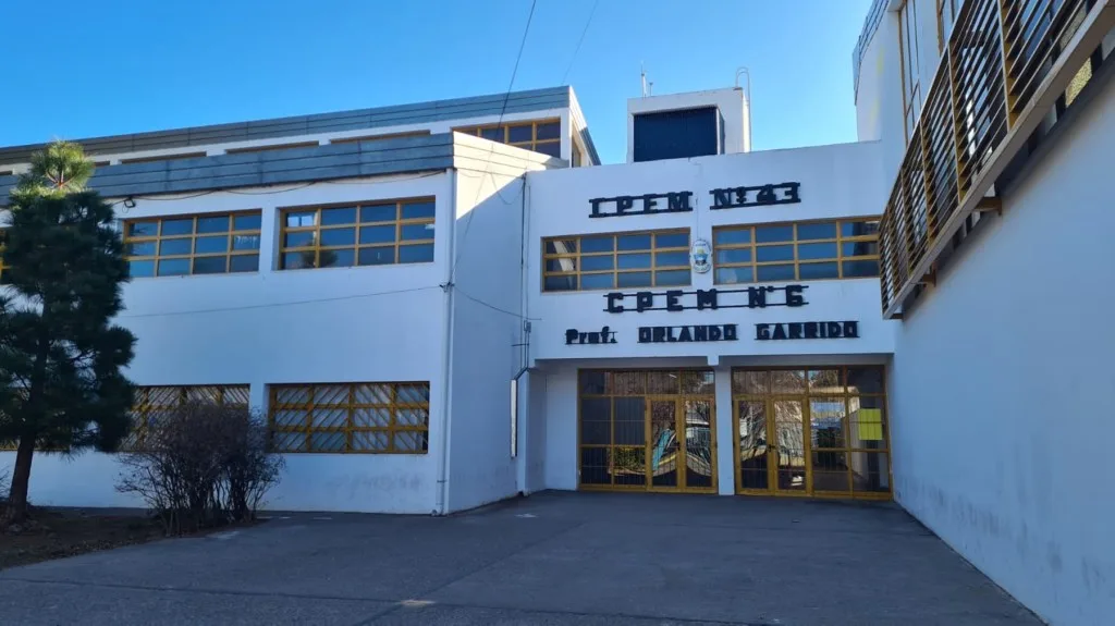 Prometen mayor seguridad y permanencia de guardias tras el ataque en el CPEM 6 de Cutral Co