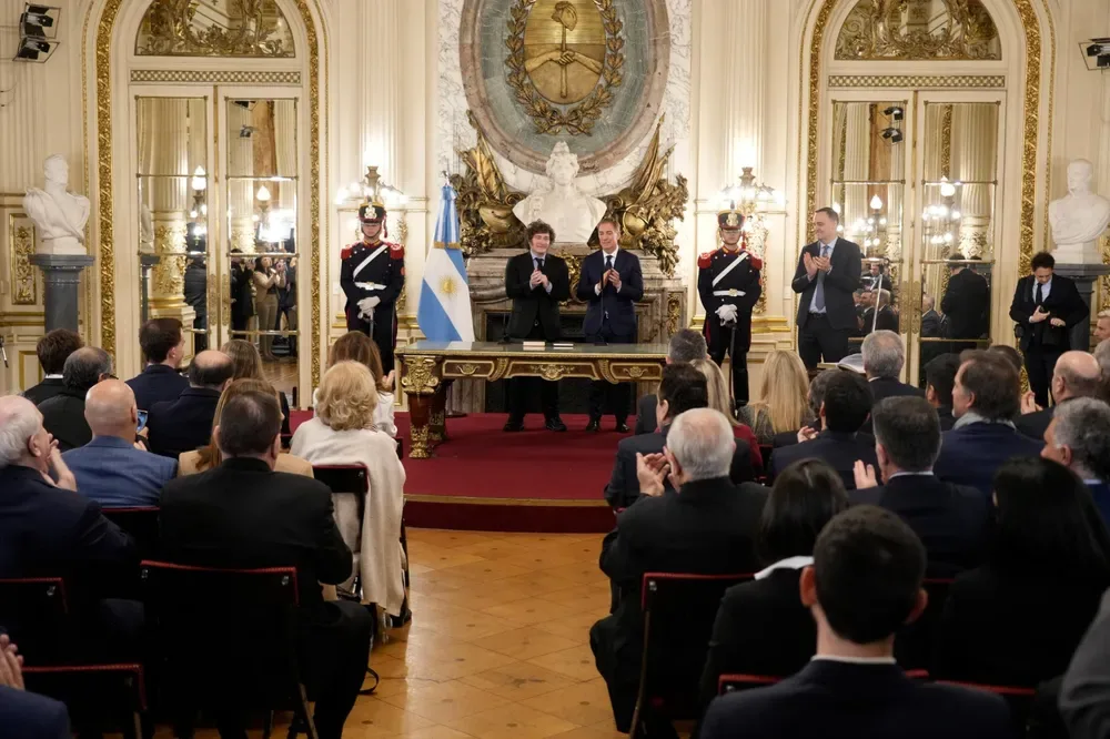 Santilli asume como jefe de Gabinete con aval de 14 gobernadores y respaldo a Adorni de Milei