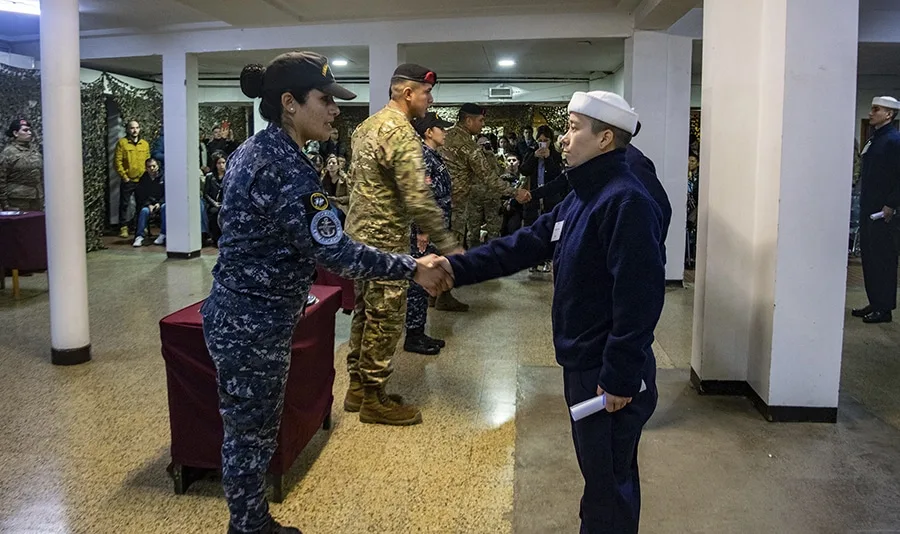 Se gradúan 33 nuevos marineros de tropa voluntaria en ceremonia regional