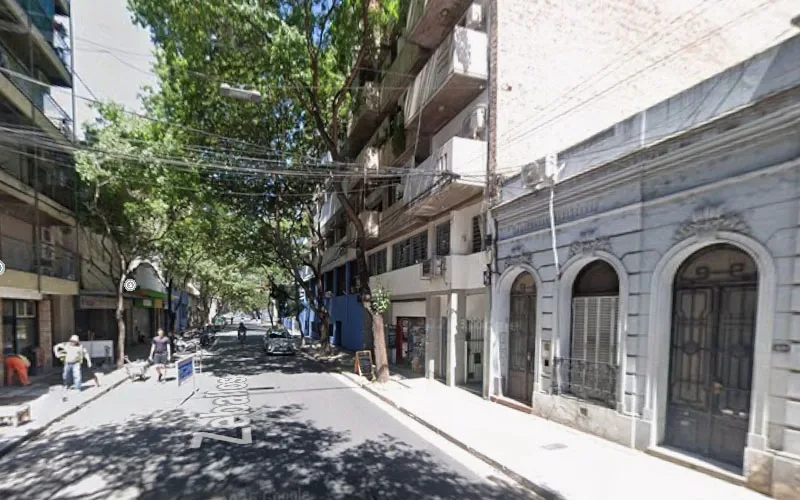 Un árbol cayó sobre un taxi en el centro de Rosario y causó daños en el vehículo