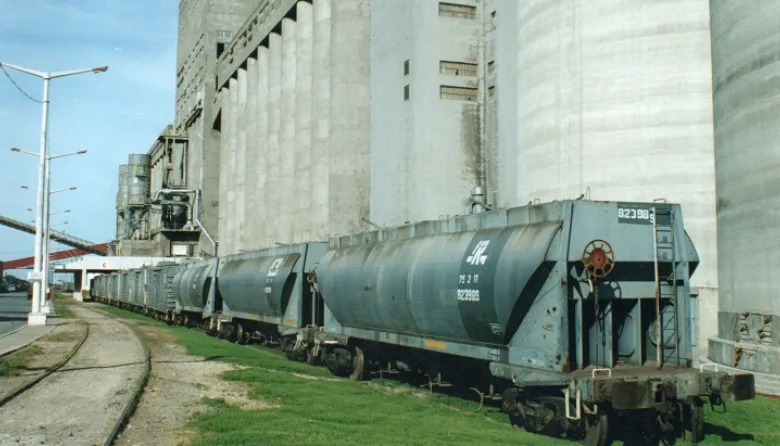 Cuatro intendentes piden reactivar el tren de carga hacia Puerto Quequén tras casi tres décadas