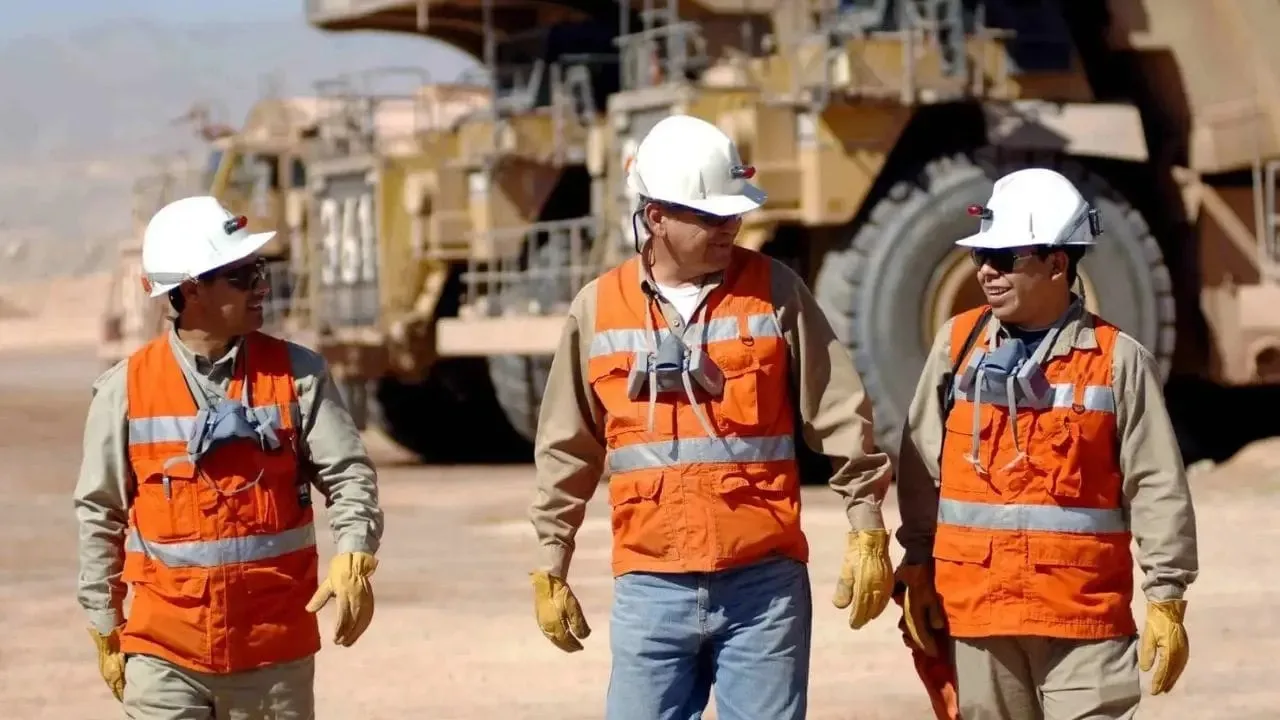 Mejoras salariales para mineros y avances laborales en la industria del uranio