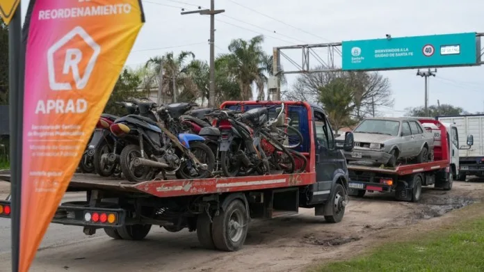 Retiran decenas de vehículos acumulados en subcomisaría de Santa Fe tras operativo policial