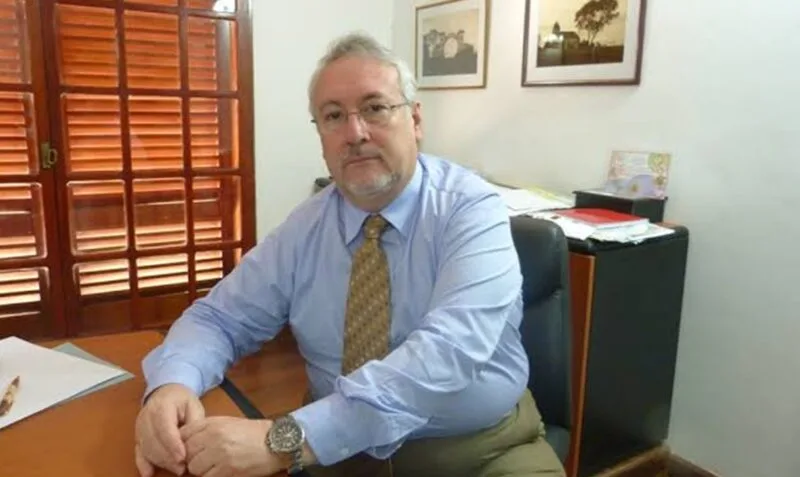 Un exfuncionario con licencia docente mientras dirigía una Sociedad del Estado