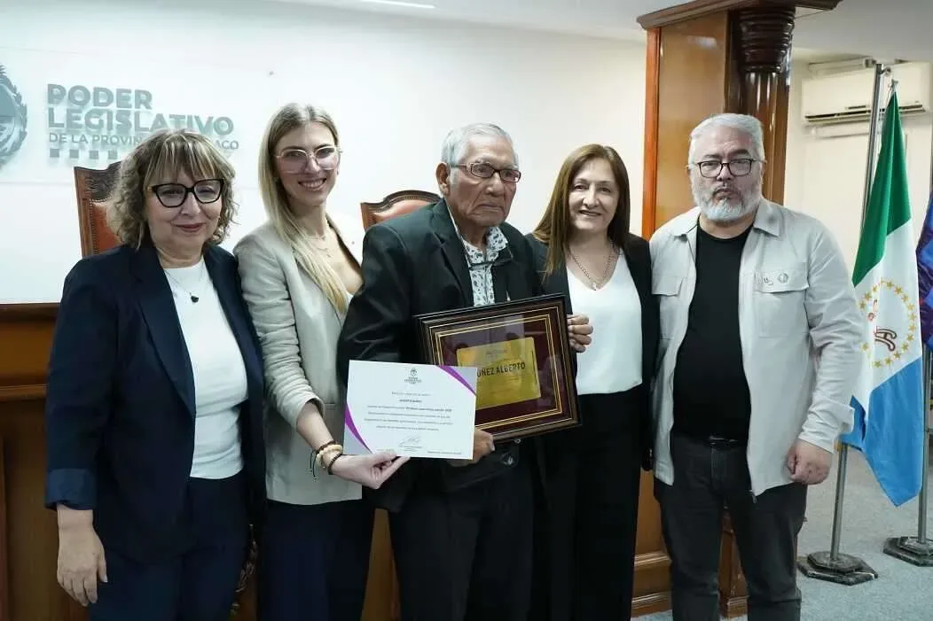 Alberto Núñez recibe el Premio Provincial “Profesor Juan Chico” por su aporte a la educación intercultural
