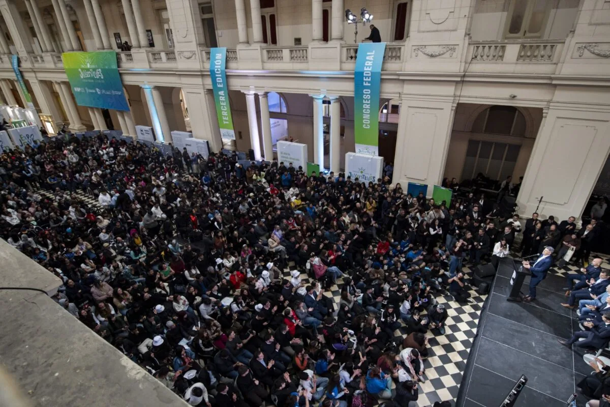 Descalzo critica a Milei por su propuesta para los jóvenes y defiende el rol del Estado