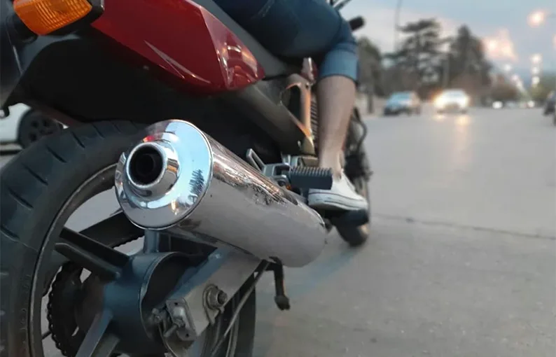 El Senado bonaerense impulsa ley con multas millonarias para motos con escapes libres