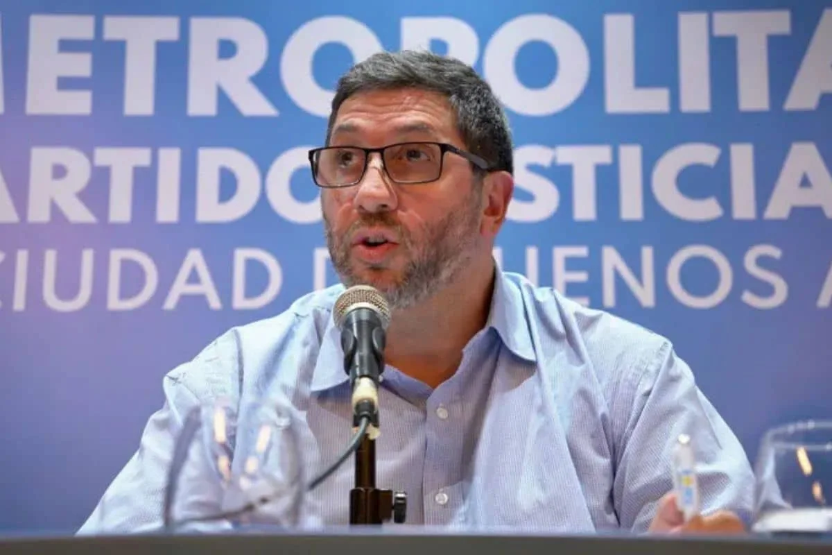Juan Manuel Olmos señala fragilidades del peronismo y alerta sobre el avance de Javier Milei