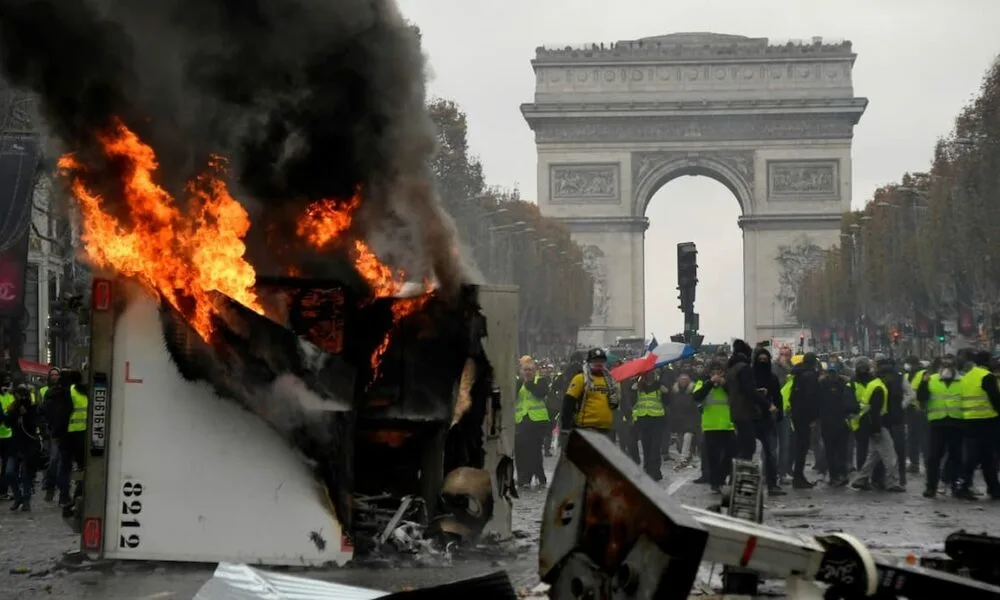 Disturbios en Francia dejan miles de detenidos, cientos de policías heridos y graves daños materiales