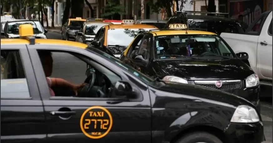 Dueños de licencias de taxi rechazan legalización de Uber por afectar al sector