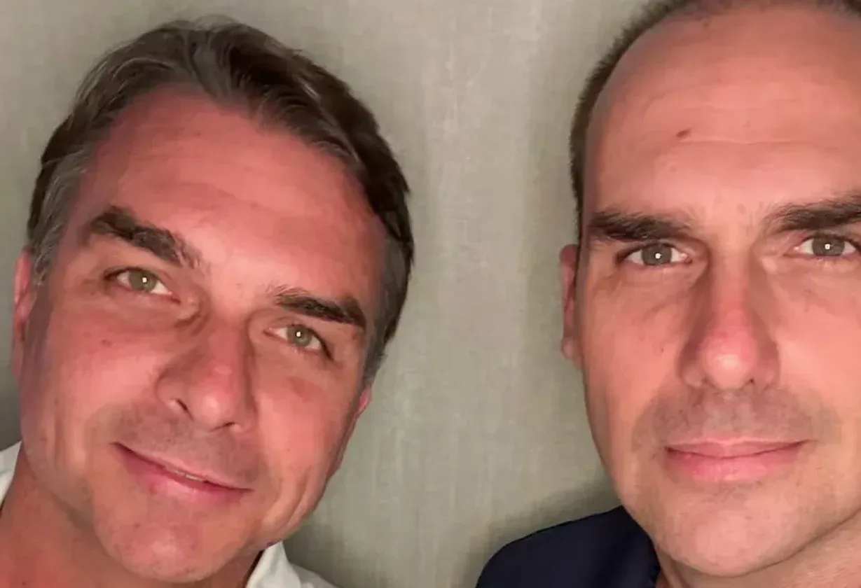 Eduardo y Flávio Bolsonaro mantienen su postura crítica desde Estados Unidos