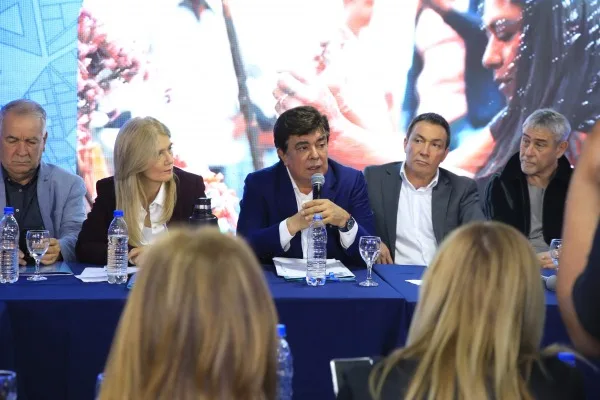 La Federación Argentina de Municipios ratificó a Espinoza y pidió a Milei corregir la política económica