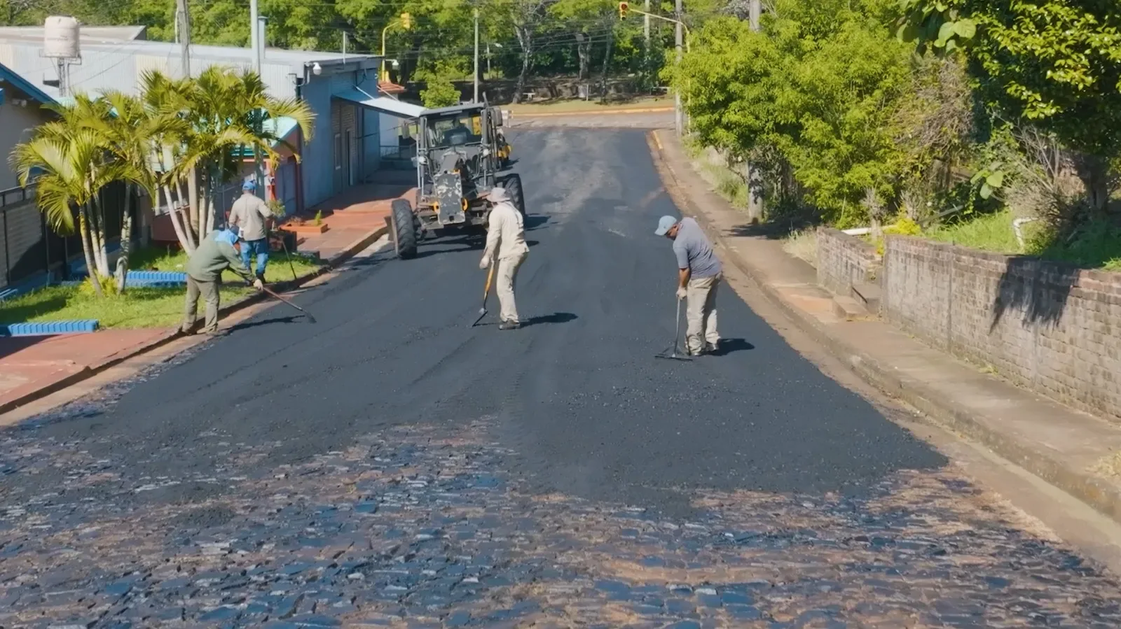 La Municipalidad de Alem finaliza el asfaltado de calle Río Paraná y avanza en infraestructura vial